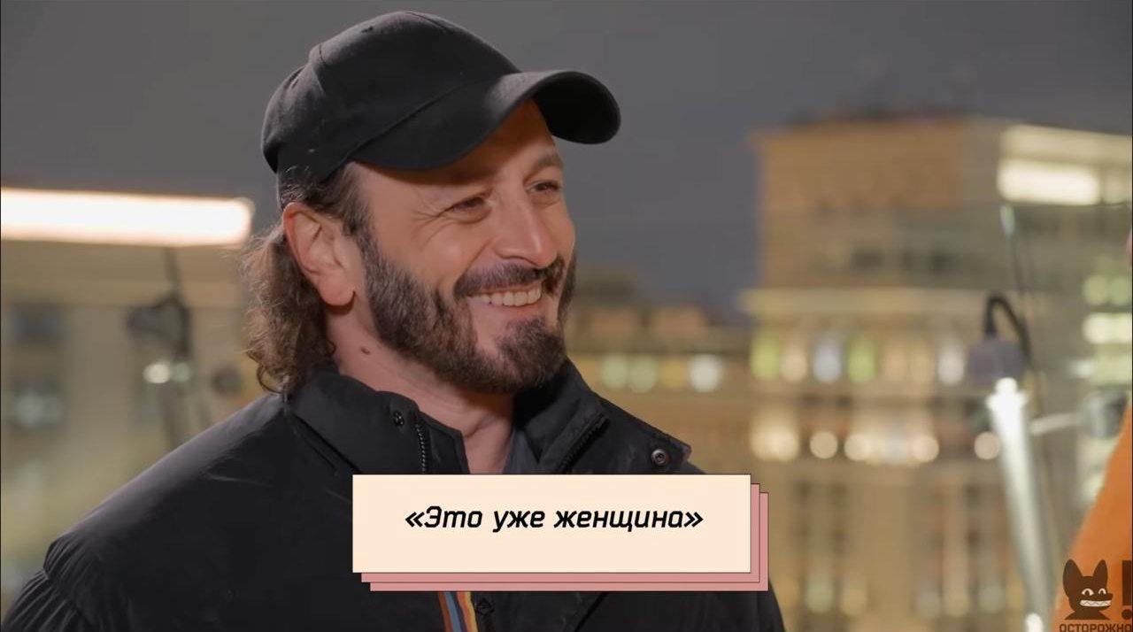 «15 лет — это уже не ребенок». Тренер и фигурист Илья Авербух заявил, что в этом возрасте девочка — «уже женщина», потому что «у нее все было» Российский фигурист и тренер Илья Авербух в интервью Ксении Собчак прокомментировал начало своих отношений с актрисой Лизой Арзамасовой. Пара состоит в браке уже четыре года, при этом Авербух старше супруги на 21 год. Они познакомились в 2010 году во время шоу «Лед и пламень», когда Лизе было 15 лет. Отвечая на вопрос Собчак о том, каково было знать будущую жену с такого юного возраста, Авербух заявил: «Ну какой ребенок. 15 лет — это уже не ребенок. Это уже женщина. У нее все было». Задонатить «Косе» Подписаться Вступить в комьюнити