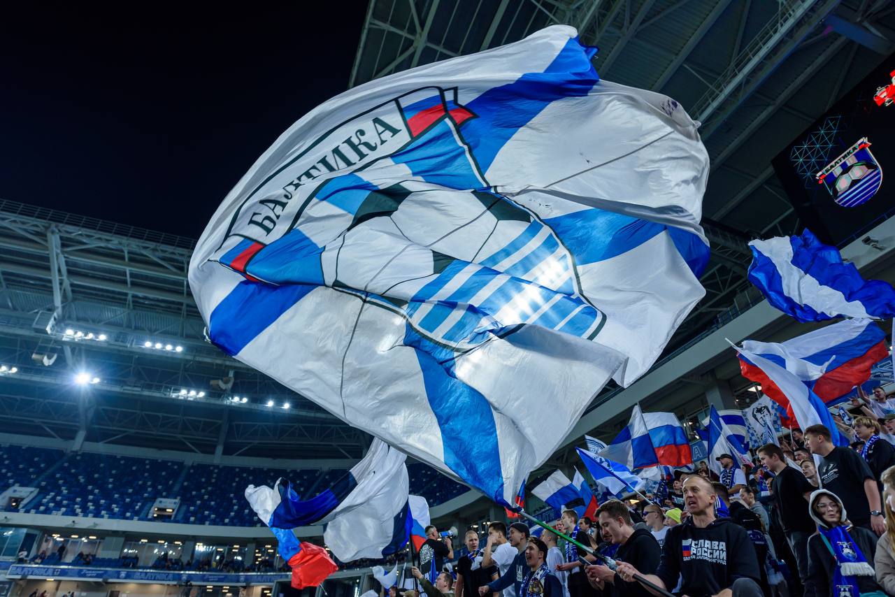 Сегодня Балтика сразится с Ахматом В Калининграде на Ростех Арене в воскресенье 2 ноября Балтика играет с Ахматом Начало матча в 16 00 но болельщиков просят приходить пораньше Во первых чтобы успеть пройти все досмотры во вторых чтобы поучаствовать в подготовленных активностях Как сообщает пресс служба балтийцев гейты откроются уже в 14 30 Зоны активностей расположат по периметру стадиона и в чаше арены В программе автограф сессии конкурсы колесо фортуны сладкая вата точки от спонсоров и партнеров выступление диджея и группы поддержки живая музыка турнир по киберфутболу и пр