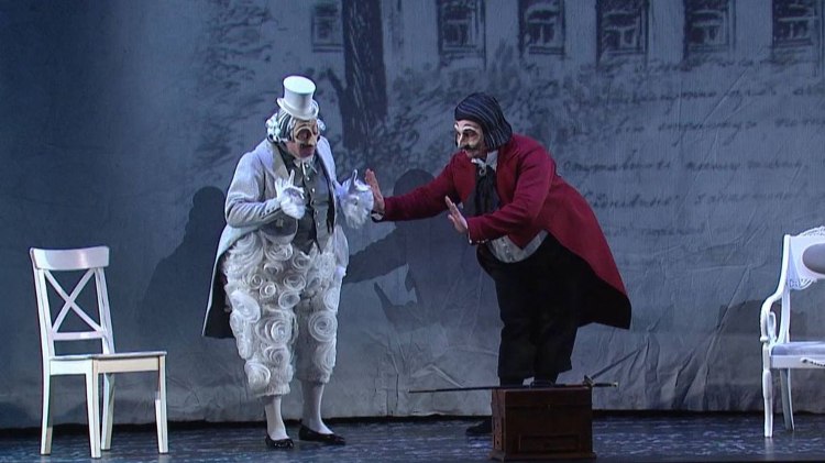 В кинотеатрах стартовала премьера киноверсии спектакля Мёртвые души   vesti perm ru publications acd7581d 1530 4679 a905 5f318645c2eb В кинотеатрах Россиив рамках проекта Театр в кино стартовала премьера киноверсии спектакля Мёртвые души в постановке Театра Вахтангова В игре актёров Марии Ароновой и Владислава Гандрабуры исполняющих вдвоём все роли бессмертной гоголевской поэмы проявились лучшие качества выработанные вахтанговской школой Киноверсия вахтанговского спектакля Мёртвые души создана телеканалом Россия Культура В Перми показ пройдет 11 февраля в кинотеатре Синема 5 в 19 00