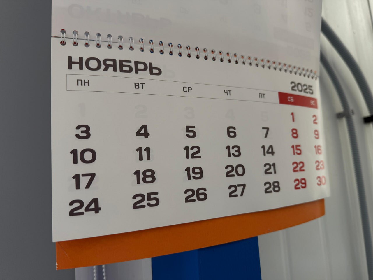 Эксперт рассказал о том как оплачивается труд в День народного единства Работа в дни государственных праздников включая День народного единства должна оплачиваться не менее чем в двойном размере Об этом сообщил член комиссии Общественной палаты ОП РФ по общественной экспертизе законопроектов и иных нормативных актов Евгений Машаров Подробнее читайте по ссылке Фото Виктория Аммосова Якутия 24 yk24 ru в MAX Telegram ВК VK Видео