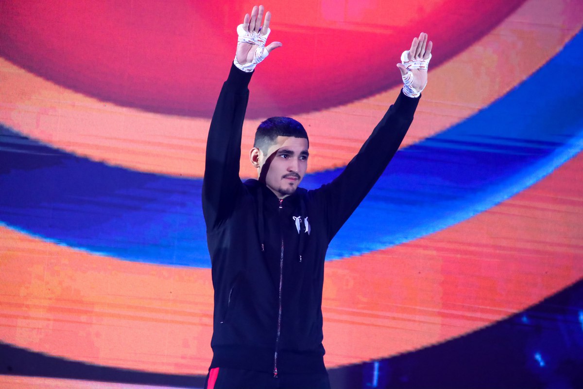 Батыргазиев приостановил карьеру Олимпийский чемпион Токио Альберт Батыргазиев принял решение приостановить карьеру Об этом 27 летний спортсмен сообщил в Instagram принадлежит Meta компания признана экстремистской и запрещена в России Я принял решение взять сознательную паузу в профессиональной карьере Для меня бокс был и остается огромной частью жизни Поэтому этот выбор сейчас очень нелегкий написал Батыргазиев По словам Батыргазиева первое поражение в карьере заставило его взглянуть на многие вещи по другому Поскольку я всегда чувствовал ответственность не только на ринге но и перед обществом сейчас пришло время активнее заняться проектами которые давно планировал например поддержкой развития спортивной инфраструктуры в родных регионах добавил боксер В начале июля Батыргазиев потерпел первое поражение в карьере уступив британцу Джеймсу Диккенсу техническим нокаутом в четвертом раунде и потеряв титул временного чемпиона WBA Global Look Press Подписаться на РБК Спорт