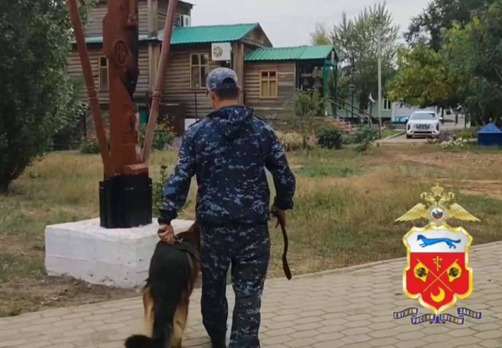 Жительница Соль Илецка рядом с храмом Георгия Победоносца подожгла крест Про Происшествия 25 летняя жительница Соль Илецка с помощью дезодоранта и зажигалки подожгла деревянный крест у храма Таким образом она выразила свое несогласие с местом его установки Девушку задержали полицейские Как рассказали в пресс службе УМВД области в полицию Соль Илецка поступило сообщение о возгорании деревянного креста в сквере на ул Советской рядом с храмом Георгия Победоносца Прибывшие на место происшествия полицейские пришли к выводу что причиной стал поджог Личность подозреваемой была установлена в кратчайшие сроки Ею оказалась 25 летняя местная жительница без постоянного места работы Предварительно подозреваемая использовала дезодорант и зажигалку С их помощью она подожгла деревянную конструкцию креста Девушку задержали и доставили в отдел полиции для установления обстоятельства Как она пояснила своим поступком она выразила личное несогласие с местом установки креста По ее мнению это оскорбляет чувства верующих По данному факту возбуждено уголовное дело oren4oren