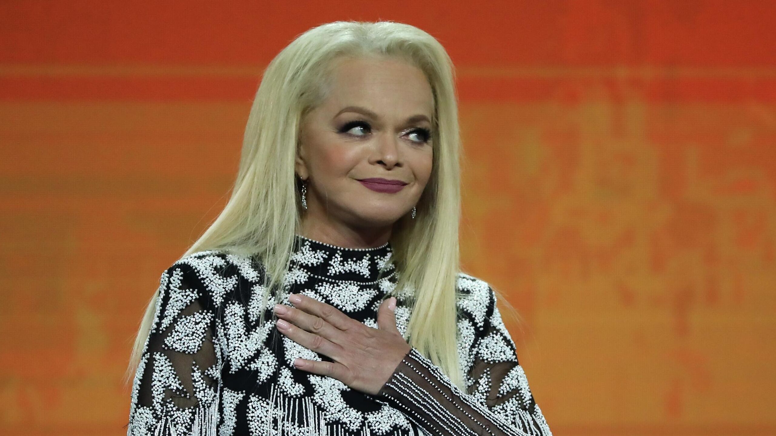 Народная артистка РФ Лариса Долина удивилась большому количеству подаренных букетов на ее первом в этом году сольном концерте Юбилей в кругу друзей и призналась что любит когда зрители дарят ей цветы передает корреспондент РИА Новости Долина дает большой концерт в подмосковном Домодедово в воскресенье Как же я это все повезу На самом деле я очень люблю когда мне дарят цветы Я храню каждый цветок за каждым ухаживаю Мои букеты живут очень долго Сегодня я буду часа четыре их распаковывать и ставить Будет очень красиво Спасибо вам огромное спасибо за любовь сказала певица со сцены Мосгорсуд 25 декабря 2025 года вынес решение о выселении Долиной из квартиры в Хамовниках которую у нее купила Полина Лурье за 112 миллионов рублей Суд также постановил снять с регистрационного учета дочь и внучку певицы Решение вступило в силу незамедлительно Верховный суд России 16 декабря того же года признал Лурье собственницей квартиры в Хамовниках Ключи были переданы адвокату Лурье 19 января