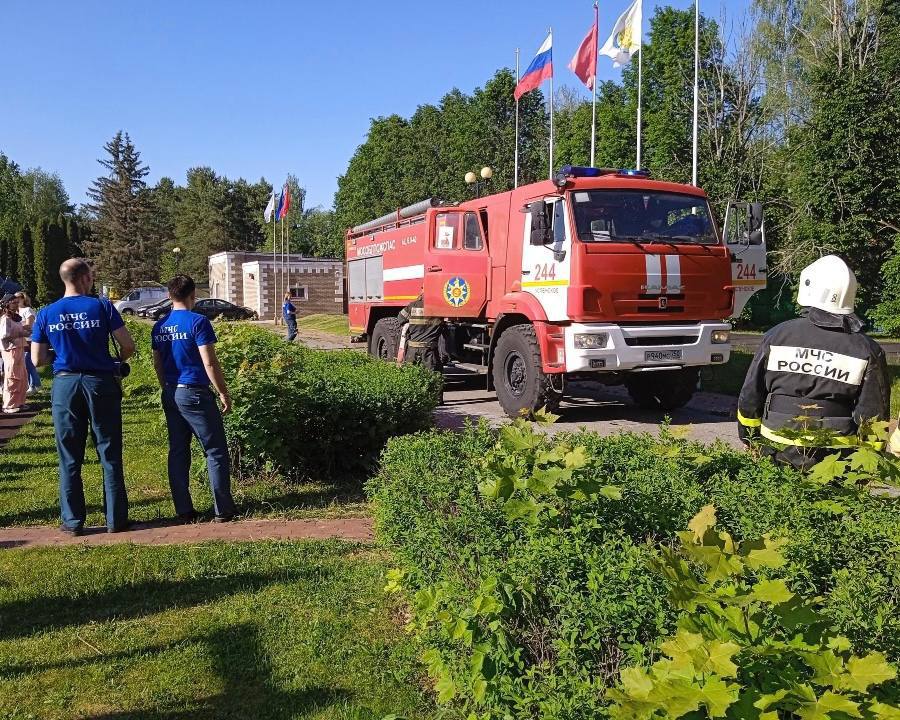 В детском санатории "Поляны" в Одинцовском округе провели масштабные пожарно-тактические учения  Мероприятие организовали сотрудники 244-й пожарно-спасательной части ГКУ МО "Мособлпожспас" совместно с представителями федеральной противопожарной службы в рамках подготовки к летнему оздоровительному сезону.  Как пояснил заместитель начальника пожарно-спасательной части Владислав Беляев, учения включали комплекс практических и теоретических занятий для персонала и отдыхающих детей. Участники отработали эвакуационные мероприятия, изучили расположение пожарных выходов и первичных средств пожаротушения, а также ознакомились с правилами поведения при пожаре и других чрезвычайных ситуациях.  Особое внимание было уделено практической части: спасатели продемонстрировали детям работу пожарного оборудования и провели показательное тушение условного возгорания на территории санатория. Также специалисты напомнили о мерах безопасности на воде, что особенно актуально в летний период.  Подобные профилактические мероприятия позволяют не только повысить уровень противопожарной защиты объектов детского отдыха, но и сформировать у подрастающего поколения навыки безопасного поведения в экстренных ситуациях.