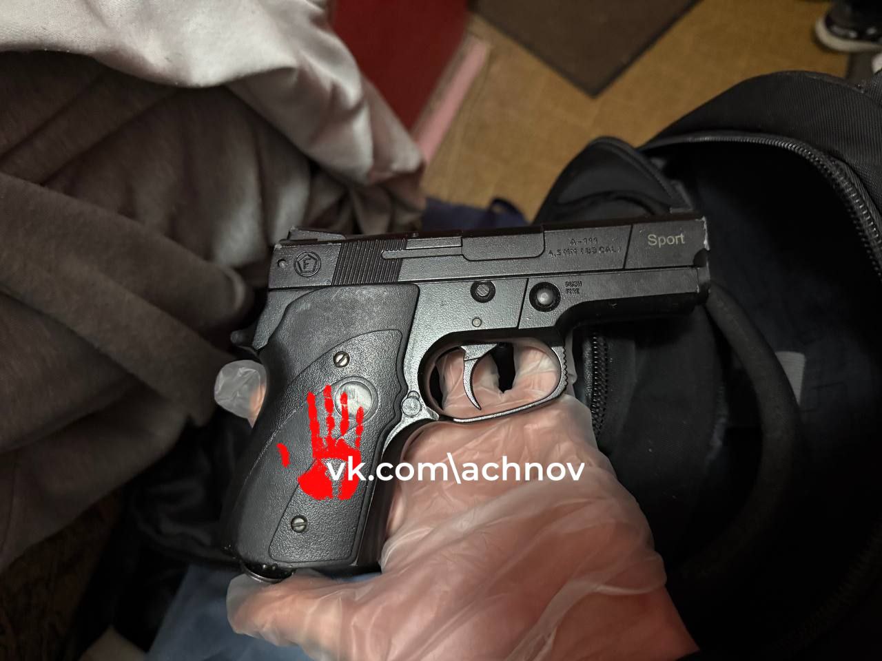 Полицейские, по горячим следам, задержали подозреваемого в ограблении магазина Вчера вечером, около 19:00, неизвестный мужчина вошел в продуктовый павильон в Центральном районе и, угрожая предметом, похожим на пистолет , потребовал у продавца отдать дневную выручку. Однако получил отказ и, испугавшись зашедшего покупателя, скрылся с места преступления. Благодаря слаженной работе оперативных служб, включая возможности Центра управления нарядами , подозреваемого задержали уже через полтора часа по месту жительства. Им оказался 39-летний местный житель . Пневматический пистолет, который он использовал, изъят. Решается вопрос о возбуждении уголовного дела.