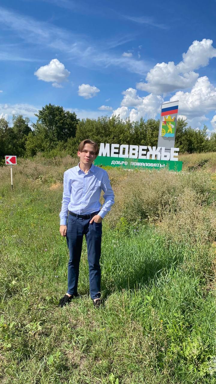 Тебе надо прервать свою политическую карьеру Директор воронежского колледжа под угрозой отчисления требует от студента кандидата сняться с местных выборов 19 летний Кирилл Деревский учится в Воронежском техникуме пищевой пищевой и перерабатывающей промышленности ВТППП и является кандидатом в депутаты Воленского сельского поселения Новоусманского района Воронежской области Как пишет движение НЕ ПОЛИТИКА деятельность студента во внеучебное время не устраивает директора колледжа Галину Подпоринову Она требует чтобы Кирилл отказался от своей политической активности под угрозой отчисления В данном моменте у нас две истории если ты остаешься в стенах нашего учебного заведения тебе надо на этом этапе прервать свою политическую карьеру Если нет то здесь каждый сделает свой выбор самостоятельно Кирилл Деревский собирается участвовать в выборах как самовыдвиженец Его возмутило что руководство ВТППП попыталось выставить его марионеткой Произошедшее в кабинете показывает системную проблему Вместо поддержки или хотя бы игнорирования преподаватели предложили мне выбирать между образованием и моей гражданской позицией что для меня недопустимо Мы регулярно слышим о нехватке амбициозных активных молодых людей а в это время в ближайшем колледже или институте давят очередную инициативу даже если она никак не касается администрации учебного заведения Единый день голосования состоится 14 сентября Фото соцсети