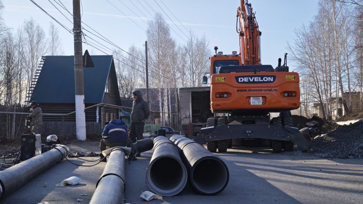 В Карабаше по программе Большой ремонт 74 меняют 520 метров теплотрасс gubernia74 ru articles news 1136923 Капитальный ремонт тепловых сетей по областной программе Большой ремонт 74 завершается в Карабаше В этом году планируется заменить 520 метров теплотрасс что обеспечит стабильное теплоснабжение для 30 жилых домов и трех социальных учреждений Это позволит улучшить теплоснабжение для более 3 000 жителей говорит глава Карабаша Павел Титов Работы завершатся до конца ноября В следующем году планируется продолжить замену тепловых сетей t me chgub