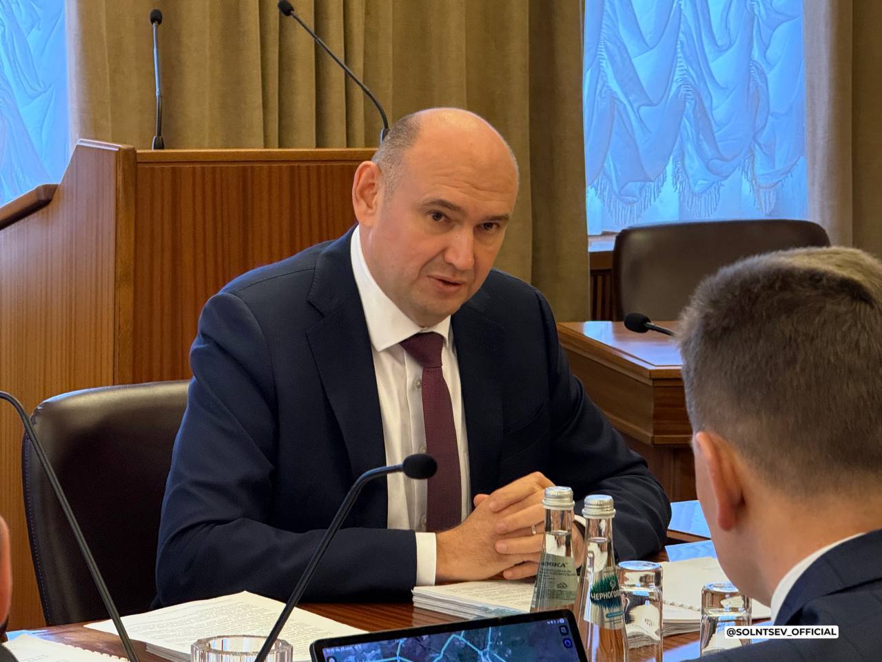ОРТ Новости Оренбуржья  От дорог до образования губернатор Оренбуржья рассказал об итогах рабочей поездки в Москве Сегодня Глава Оренбургской области Евгений Солнцев работал в Москве Были запланированы встречи в Администрации Президента с министрами РФ и представителями бизнеса На совещании с заместителем Руководителя Администрации Президента Российской Федерации Максимом Орешкиным были подняты сразу несколько вопросов Первый это строительство Обхода г Оренбурга от автомобильной дороги Оренбург Беляевка до федеральной трассы А 305 Оренбург Илек граница с Республикой Казахстан Это важный объект для региона отмечает Евгений Солнцев Проектно сметная документация разработана получено положительное заключение Даже определены сроки работ 2030 2034 гг Но понимаем необходимость подробнее на канале ОРТ Новости Оренбуржья