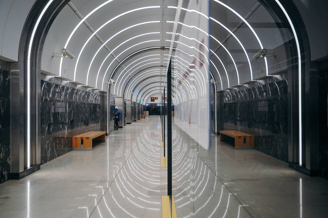 Семь новых станций метро введут в Петербурге до конца 2030 года Власти Санкт Петербурга рассказали о планах развития метрополитена до конца 2030 г За этот период в городе планируют ввести в эксплуатацию семь новых станций Мы продолжаем плановую работу У нас полным ходом идет реализация планов намеченных к вводу 10 станций метрополитена со сроком до 2030 г заявил вице губернатор города Николай Линченко  Три станции из этого числа уже были введены в 2024 2025 гг речь идет о станциях Горный институт Путиловская и Юго Западная поэтому до конца 2030 г ожидается ввод еще семи  Основные работы в ближайшие пять лет будут сосредоточены на двух линиях новой Красносельско Калининской коричневой и Невско Василеостровской зеленой ветках   Подробнее в материале на нашем сайте МССС Telegram Max