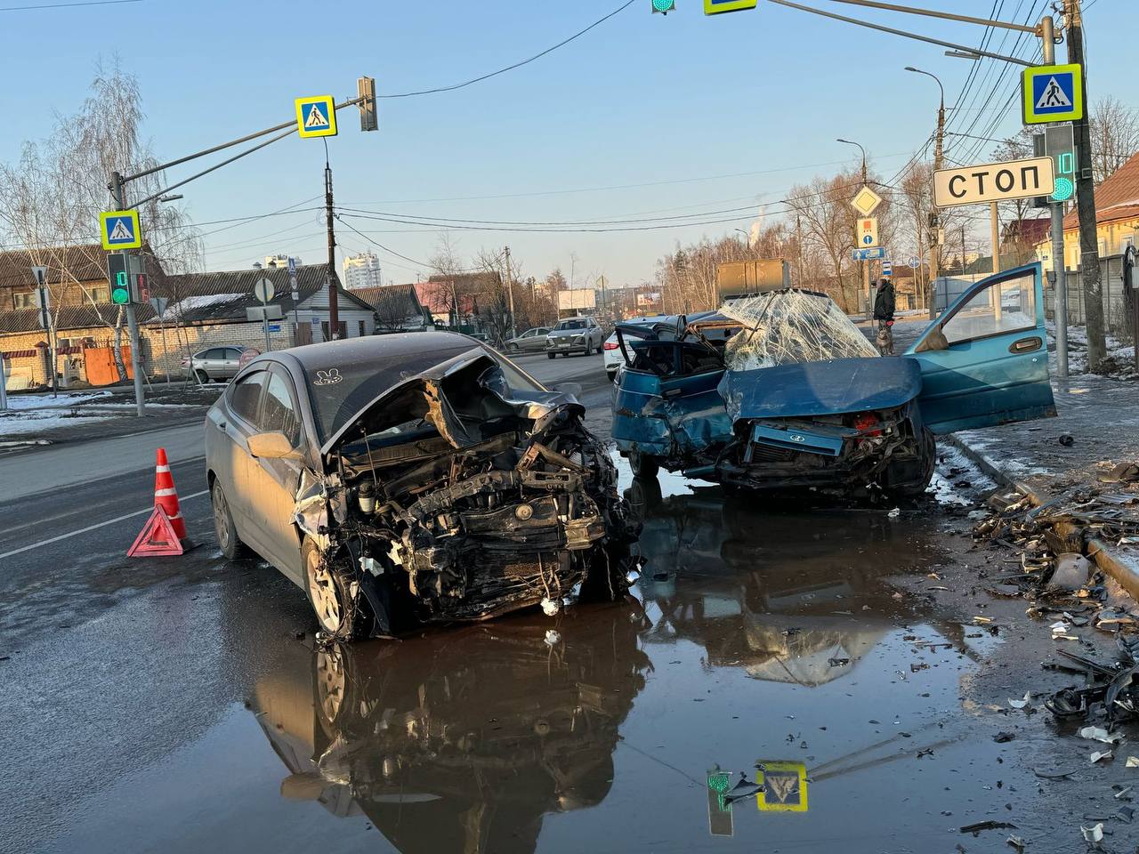 Серьезное ДТП произошло сегодня на улице Городской в Орле!  В региональной ГАИ нам рассказали подробности. Предварительно установлено, что водитель за рулем ВАЗ 2110 двигался по улице Городской и в районе дома №49 «А» выехал на встречку, где столкнулся с «Хендэ Солярис».   Оба водителя доставлены в больницу!