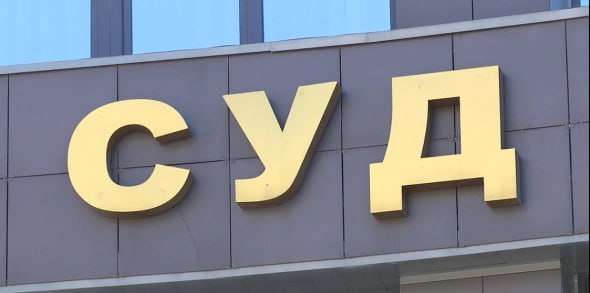 За убийство ребёнка жительнице Прикамья ограничили свободу на год В Березниках суд признал 16 летнюю жительницу виновной в убийстве своего несовершеннолетнего ребёнка ст 106 УК РФ назначив ей наказание в виде одного года ограничения свободы Об этом сообщили в краевом следкоме Установлено что в ночь на 12 августа 2025 года девушка находясь дома родила девочку После этого она задушила новорожденную и сбросила тело с пятого этажа Тело нашли прохожие и сообщили об этом в правоохранительные органы rbc perm