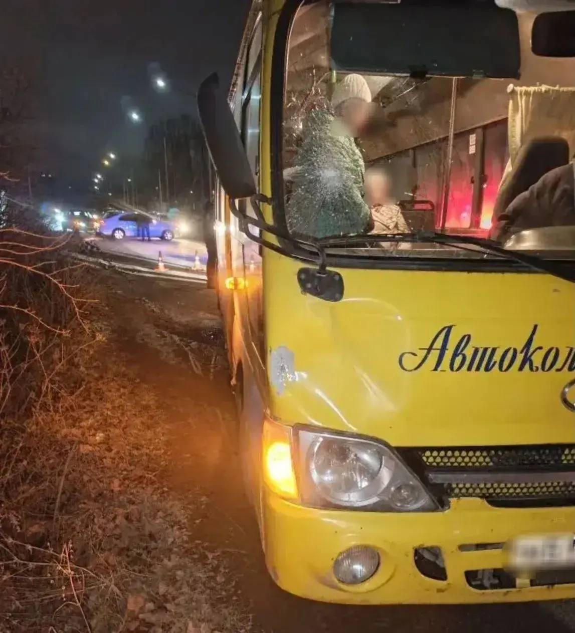 В Кисловодске в ДТП погиб пешеход По предварительной информации 12 января около 20 30 на улице Форелевое хозяйство в Кисловодске произошло ДТП с летальным исходом 72 летний водитель автобуса Хендай имеющий 24 летний стаж вождения и не числящийся злостным нарушителем ПДД совершил наезд на 78 летнего пешехода Пострадавший местный житель двигался по краю проезжей части в попутном направлении Световозвращающих элементов на одежде не имел В результате аварии пешеход скончался на месте Выражаю искренние соболезнования родным и близким погибшего В такие моменты особенно важно напоминать самим себе что осторожность и внимательность на дороге а также световозвращающие элементы на одежде реально могут помочь избежать трагедии в тёмное время суток Прошу каждого помнить об ответственности на дорогах от нас самих зависят не только наши жизни но и жизни других людей Берегите себя и своих близких