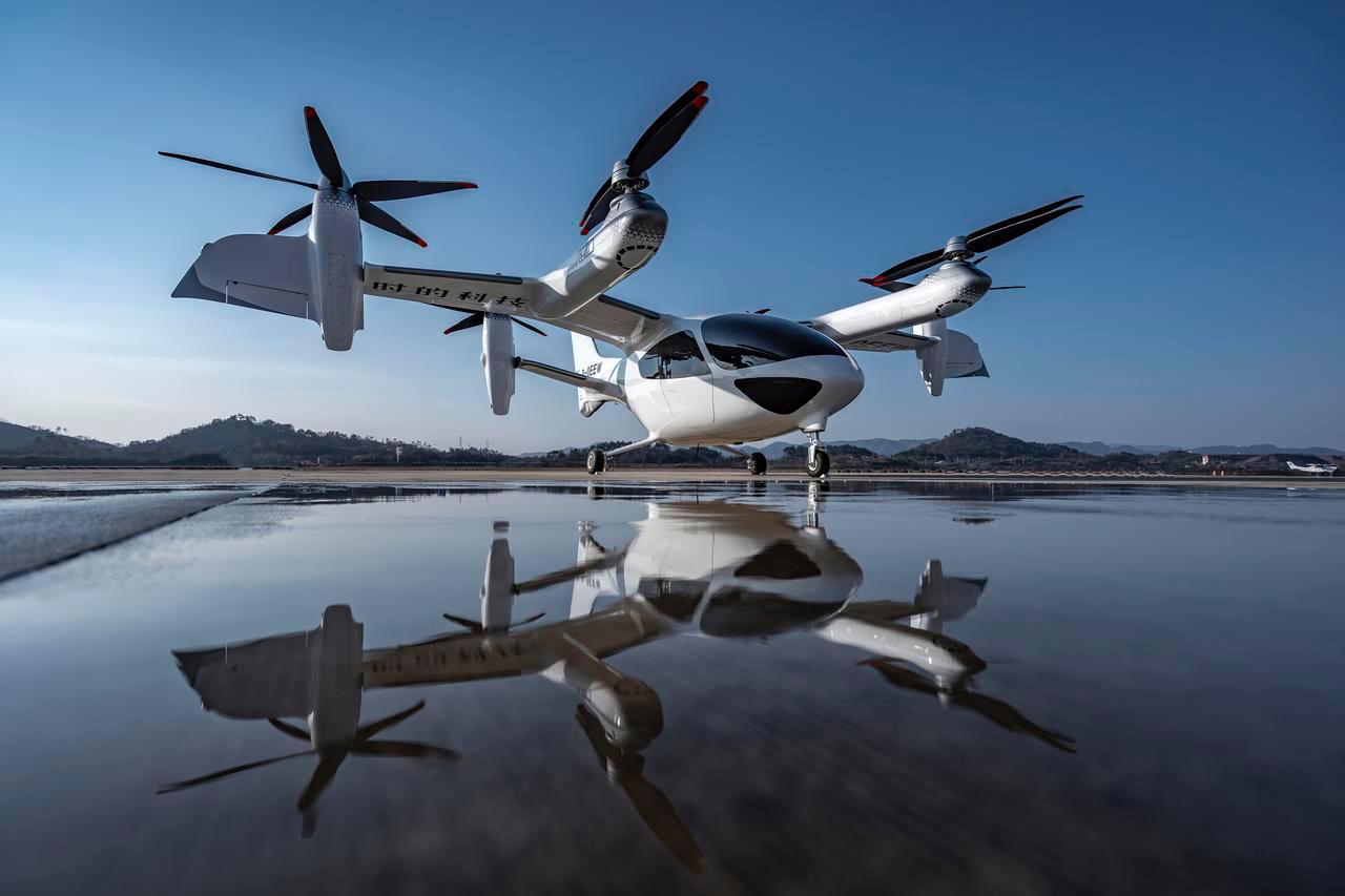 Китайский eVTOL выходит на ближневосточный рынок с крупнейшим экспортным контрактом Китайская компания TCab Tech, базирующаяся в Шанхае, подписала соглашение с компанией Autocraft из ОАЭ на поставку 350 электрических летательных аппаратов вертикального взлёта и посадки eVTOL модели E20. Сумма сделки может достичь 1 миллиарда долларов. Это рекорд для китайской индустрии воздушных судов eVTOL. Модель E20 — это пятиместный электрический аппарат с наклоняемыми роторами, дальностью до 200 км и крейсерской скоростью 320 км/ч. Условия сделки предполагают сертификацию типа E20 в ОАЭ, а также техническое сотрудничество сторон. Autocraft входит в холдинг Kintsugi из Абу-Даби, и активно инвестирует в воздушную мобильность. ОАЭ уже не первый год стремятся стать глобальным лидером в массовом внедрении eVTOL в городскую транспортную сеть. Если E20 получит «добро» от местного регулятора, это может стать поворотной точкой в экспансии китайских eVTOL на международные рынки. AviaNews