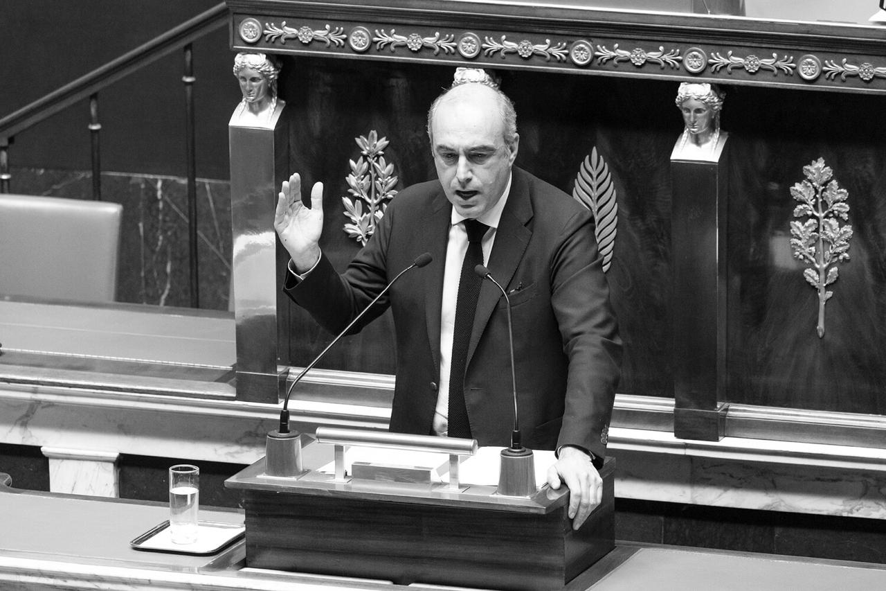 Во Франции нашли мертвым депутата, расследовавшего сделку с участием Макрона. В собственном доме мертвым найден депутат от партии «Республиканцы» Оливье Марлекс. Он занимался расследованием продажи французской компании Alstom американской корпорации General Electric — в том числе возможной связи этой сделки с финансированием кампании Эммануэля Макрона в 2017 году. Его тело обнаружил полицейский патруль. Ведется расследование обстоятельств смерти. Подписывайтесь на «Газету.Ru» Участвуйте в розыгрыше!