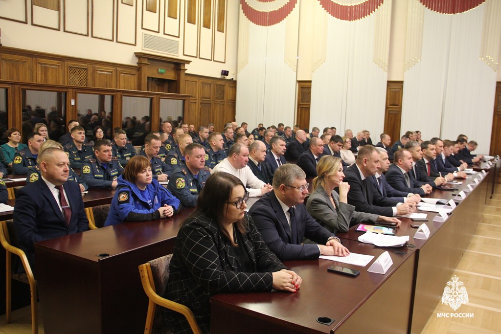 В Хабаровске проходит учебно-методический сбор по подведению итогов деятельности территориальной подсистемы РСЧС в 2024 году  Он открылся пленарным заседанием под руководством губернатора региона. В сборе принимают участие руководители комитетов и управление Правительства края, территориальных органов федеральных органов власти, главы муниципальных районов и отделов ГОЧС и ПБ, руководители ЕДДС городских и муниципальных округов и районов, отрядов противопожарной службы и поисково-спасательных формирований края, начальники подразделений Государственной противопожарной службы.   До пленарного заседания в фойе зала и на улице перед Домом приемов была организована выставка современных образцов пожарной и спасательной техники, снаряжения и экипировки подразделений. Здесь же можно было узнать как эксперты проводят анализ собранных материалов на месте пожара для установления его причин, изучить различные виды первичных средств пожаротушения и предупреждения возгораний, систем оповещения населения.  Как было отмечено, в этом году в Хабаровском крае оперативную обстановку осложняли природные пожары и паводки, а также произошло несколько аварий на системах жизнеобеспечения. Но все функциональные и территориальные звенья РСЧС справили с задачами, не допустив гибели людей.  Подробнее читай на сайте    больше ТУТ