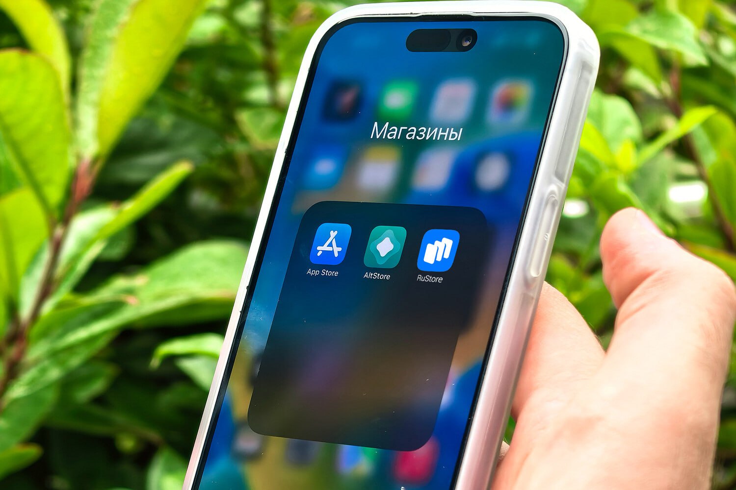 RuStore на iPhone – реальность?  Госдума приняла закон, который фактически обязывает Apple предустанавливать магазин RuStore на все iPhone с 1 сентября 2025 года. Android это тоже касается, но с ним проблем нет – многие локализованные смартфоны уже идут с этим магазином, а поставить .apk можно в пару кликов. В случае с iPhone в России не работают сторонние магазины, а правила App Store запрещают добавлять в его каталог ПО, которое устанавливает другие приложения.  При этом начиная с iOS 17.4, которая вышла год назад, в системе есть возможность устанавливать сторонние магазины приложений, и она уже активна в Евросоюзе. Так как Apple из России не уходит и продолжает принимать платежи и выполнять требования властей, многие разработчики сходятся во мнении, что компания разрешит в стране европейскую модель распространения ПО, иными словам – появится возможность установить RuStore, что вернет пользователям iPhone приложения банков, а в будущем возможно и NFC – Apple также дает к нему доступ в ЕС.  Мой Компьютер