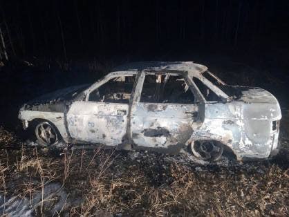 Пропавшего тюменца зарезали и сожгли в автомобиле Владимир вышел показать покупателям машину но попал в ловушку вместо потенциальных владельцев машины его встретили убийцы из Заводоуковска на ВАЗ 2110 без номеров По данным следственного комитета они изначально разработали план выманить незнакомого продавца убить а машину продать на территории Екатеринбурга Хозяина машины попросили сесть за руль авто чтобы прокатиться и зарезали его Тело перекинули на заднее сиденье после чего скрылись на двух автомобилях Десятку с телом Владимира они перегнали в безлюдное место и подожгли После этого автомобиль перегнали в Екатеринбург и выставили объявление о продаже Убийц уже задержали Они предстанут перед судом очень жаль тюменца просить максимальное заключение в составе ОПГ тянет на пожизненное Присылай новости ng72 bot NashGorodru Читать нас в MAX