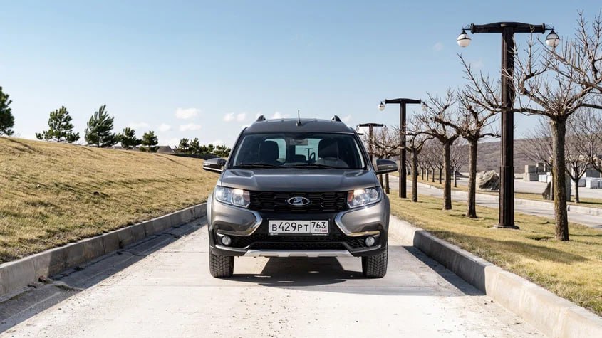 Продажи Lada Largus возобновились после двухнедельного перерыва связанного с дефектом В АвтоВАЗе ранее сообщали что ограниченная партия Ларгусов будет подвергнута проверке из за клапана получаемого от поставщика При этом автопроизводитель не уточнил какому именно клапану потребовалась проверка По неофициальным данным причиной остановки продаж стал дефект блока связанного с гидроусилителем рулевого управления Приостановка продаж затрагивала партию из 5 тысяч экземпляров Largus В настоящее время Largus универсал стоит от 1 660 000 рублей версия Cross обойдётся в 2 020 000 рублей цена фургона от 1 670 000 рублей Журнал Авто ру online