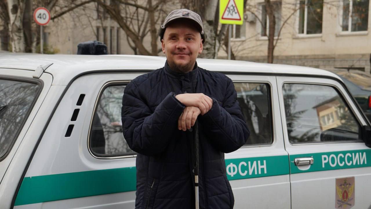 Суд освободил от наказания незрячего мусульманина из Крыма, осуждённого на 17 лет Сегодня Минусинский суд Красноярского края освободил от наказания Александра Сизикова — осуждённого по делу «Хизб ут-Тахрир». Он полностью незряч и имеет инвалидность по зрению. С сентября 2024 года он находился под стражей, а в 2023 году получил 17 лет лишения свободы. С ходатайством об освобождении выступила ФСИН. В марте 2025 года Сизиков прошёл медицинское обследование в туберкулёзной больнице Красноярска, по итогам которого было рекомендовано освободить его из-за состояния здоровья. Ранее сообщалось, что Сизиков провёл 24 дня в карантине, после чего его перевели в камеру, где сокамерники сами просили направить его в медкорпус, поскольку не могли оказать необходимую помощь. Заключённый жаловался на холод и сырость, но администрация изолятора долго отказывалась переводить его в медблок. — Внесен в перечень «террористов и экстремистов» Росфинмониторинга. Подписаться Помочь RusNews