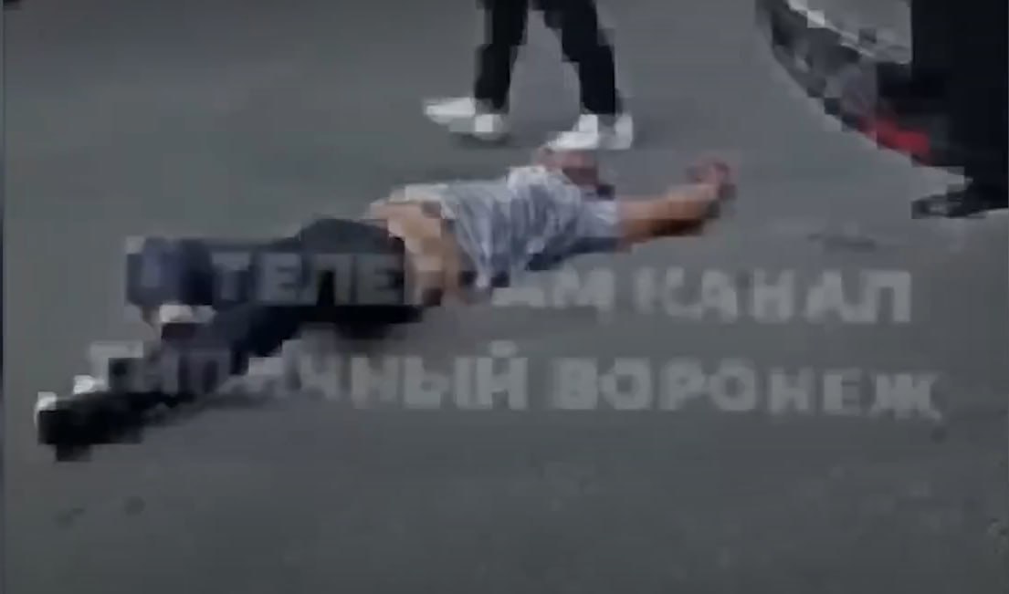 Сбитый автомобилем 2 года назад на АЗС воронежец оказался фигурантом нового уголовного дела В Воронеже вновь вспомнилась скандальная история со сбитым на автозаправке мужчине. Полиция возбудила второе уголовное дело, под которое на этот раз попал пострадавший под колесами автомобиля. Его заподозрили в угрозах убийством ст. 119 УК РФ . ↗ Прислать новость Подписаться