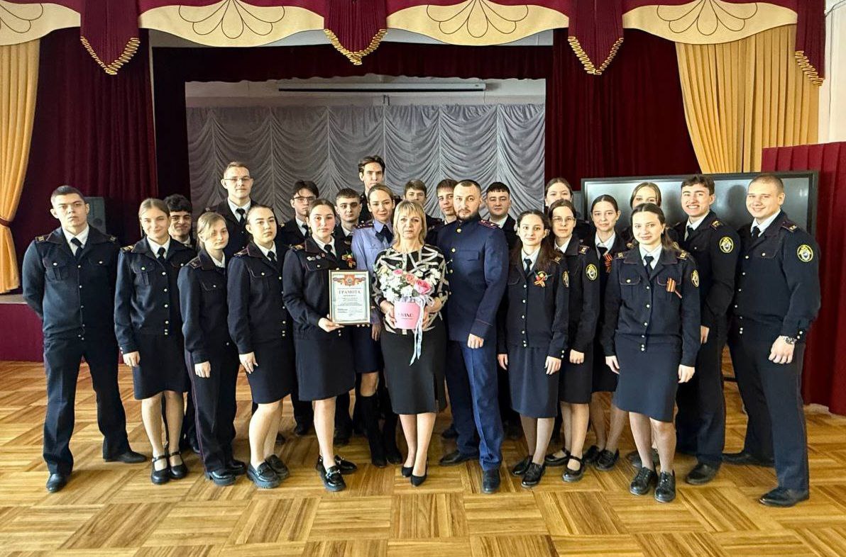 В Волгограде сотрудники регионального управления СКР поздравили учащихся профильных классов с Днем кадета России  С 1701 года, когда по указу Петра I была основана Школа математических и навигацких наук, зародилось российское кадетское движение, которое стало важнейшей частью истории нашей страны. С тех пор кадетское братство продолжает традиции, уходящие корнями в века, и воспитывает будущих защитников Родины, обладающих высокими моральными качествами, дисциплиной и патриотизмом. 17 февраля 2025 года сотрудники следственного управления СК России по Волгоградской области тепло поздравили учащихся профильных классов школы №54 с Днем кадета России, который ежегодно отмечается в этот день.  Сегодня кадетское движение России, в том числе Следственного комитета России, продолжает традиции, заложенные веками. Кадетские классы существуют в различных учебных заведениях, готовя молодежь к службе на благо государства, воспитывая их в духе уважения к истории и культуре своей Родины.  В Волгограде в средней общеобразовательной школе №54 Советского района города Волгограда на протяжении семи лет существуют профильные классы Следственного комитета России. В 2024 году один из них занял почетное третье место во всероссийском ведомственном конкурсе. Эти ребята не только проявляют отличные знания в учебе, но и активно участвуют в поисковых мероприятиях, патриотических акциях, олимпиадах и волонтерских проектах. Они с юных лет воспитываются в духе любви к Родине, ответственности и долга, понимая важность дисциплины и служения своему народу.  Сегодня на встрече сотрудники регионального управления СКР выразили благодарность наставникам кадет за их труд и преданность выбранному пути, а учащимся пожелали успехов, новых открытий и достижений.