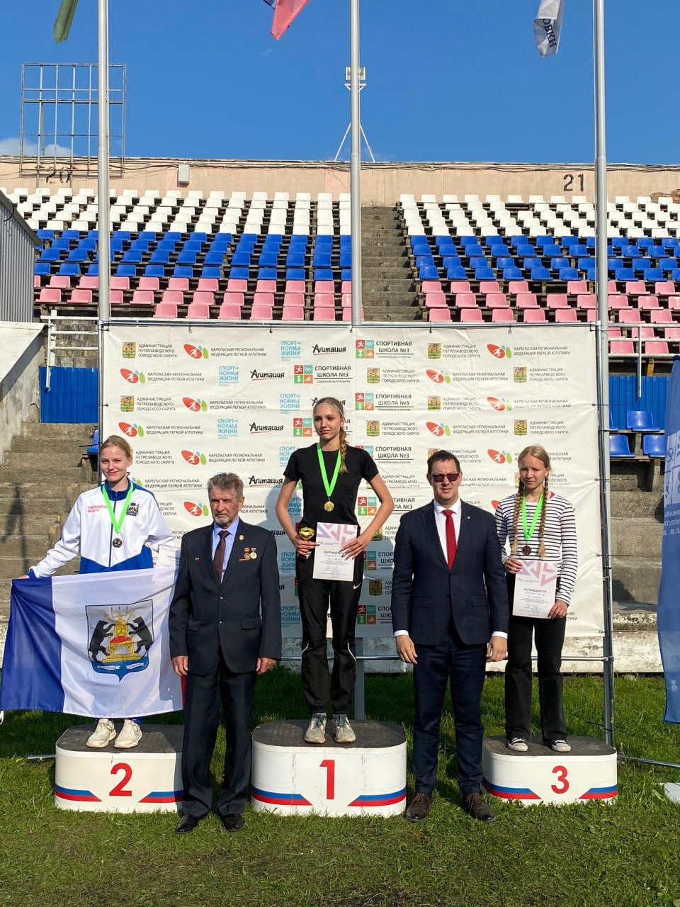 Спортсмены Псковской области стали победителями и призёрами первенства Северо-Западного федерального округа по лёгкой атлетике, которое прошло в Петрозаводске Золотом на соревнованиях отличились псковичи Арина Блюмина в беге на 100 метров с барьерами, Георгий Никулин в беге на 110 метров с барьерами и Эвелина Бондаренко в беге на 400 метров и 300 метров с барьерами, а также великолучане Валерия Владимирова в тройном прыжке и Владислав Кривенко в метании копья. Серебро на счету великолукских спортсменов Владимировой в прыжках в длину, Сергея Артамонова в беге на 400 метров, Фёдора Бунделева в беге на 1500 метров, Алёны Петроченко в беге на 300 метров с барьерами, Кривенко в толкании ядра, а также сборной команды с составе псковичек Эвелины Бондаренко и Арины Блюминой и великолучанок Алины Ивановой и Алёны Петроченко в эстафете 4 по 400 метров. С бронзой великолучанин Фёдор Бунделев в беге на 3000 метров и псковичка Ксения Бобрик в прыжках в высоту.