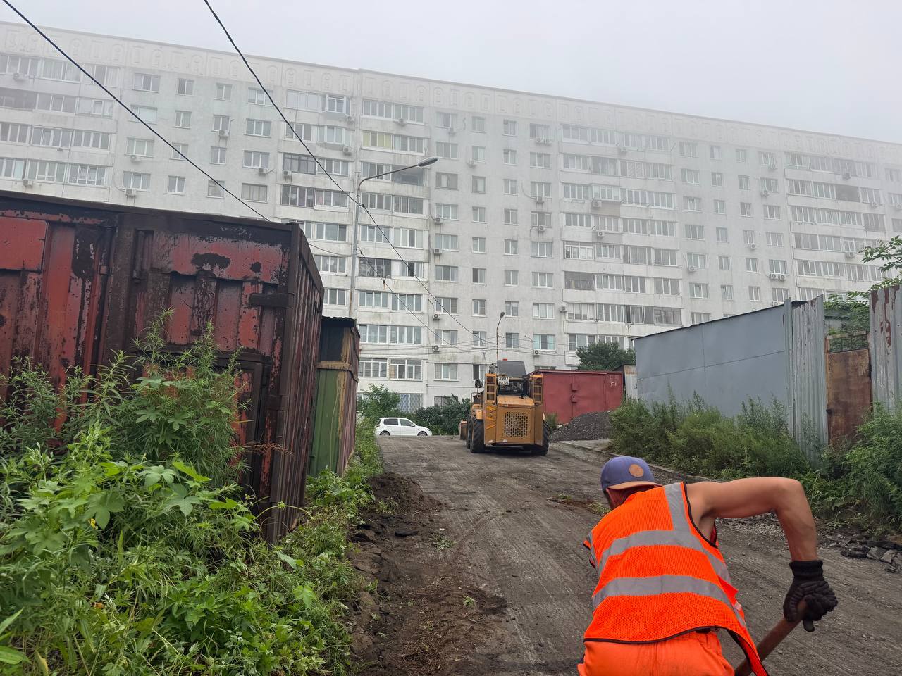 Дорожники приступили к ремонту проезда в районе Борисенко, 100а.    Здесь снимут старый, нуждающийся в замене асфальт, смонтируют бортовой камень и уложат новое покрытие.   Выполнить ремонт муниципальная дорожная служба «Содержание городских территорий» планирует до конца следующей недели.     #РемонтДорог #ДорогиВладивостока