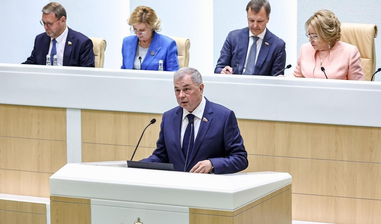 В Совфеде призвали срочно поднять налоги, чтобы спасти бюджет Властям нужно искать дополнительные доходы для сокращающейся казны, заявил глава комитета Совета Федерации по бюджету и финансовым рынкам Анатолий Артамонов. По его мнению, меры необходимы «срочно», поскольку «оценки экономических показателей» стали «более пессимистичными». В частности, он призвал отменить некоторые налоговые льготы. «Сбой в Матрице»