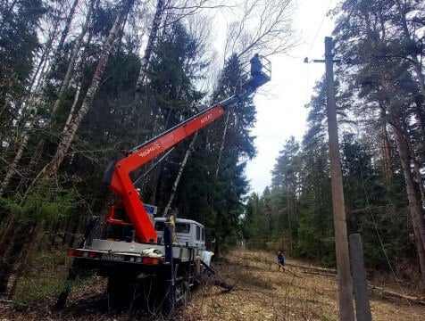 Электроснабжение восстановили в 11 районах Калужской области  К 20:30 14 марта восстановлено электроснабжение большей части потребителей Калужской области. Они пострадали в результате прохождения циклона. Как уточняет "Калугаэнерго" полностью завершены работы в 11 районах. Последствия непогоды устраняют ещё устраняют в Тарусском, Боровском, Малоярославецком и Дзержинском районах. Задействовано 83 бригады. Это 310 специалистов и 122 единицы спецтехники.