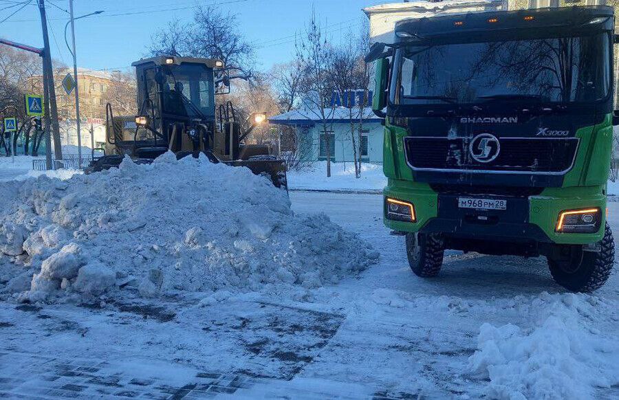 Мэр Благовещенска Олег Имамеев подписал постановление о введении в городе режима повышенной готовности, это необходимо для мобилизации всех сил и средств для борьбы с возможным подтоплением во время таяния снега.  На базе городского управления по делам гражданской обороны и чрезвычайных ситуаций уже создан оперативный штаб. В него вошли руководители городского управления по делам ГО ЧС, управления ЖКХ, АКС, ГСТК, поисково-спасательного отряда ГУ МЧС. Возглавил штаб заместитель мэра Благовещенска Виталий Рудненок.  Подробнее здесь