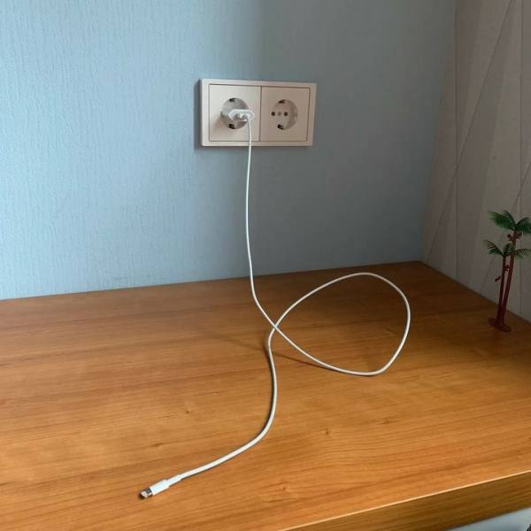 Зарядка оставленная в розетке может устроить пожар Даже самые качественные и дорогие блоки питания изнашиваются если находятся под напряжением рано или поздно устройство перегреется начнёт искрить или спровоцирует короткое замыкание А если в доме старая проводка или болтаются розетки то риск пожара повышается в разы Подпишитесь и следите за актуальными новостями на нашем канале telegram me joinchat AAAAAEEdc qam7052mnXKA