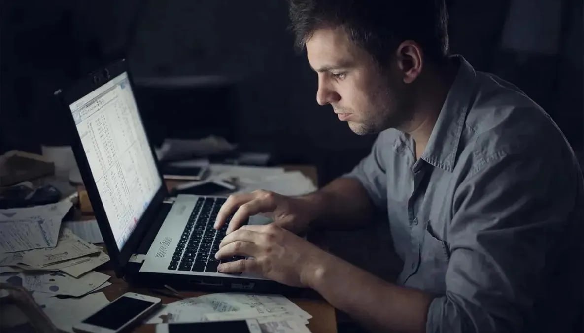 Онлайн мошенники за неделю похитили у жителей Хабаровского края более 36 млн рублей Мошенники ежедневно звонят гражданам представляясь сотрудниками банков силовых ведомств ТСЖ Запугивая своих будущих жертв угрозами потери денег или уголовным преследованием преступники вынуждают их перевести сбережения на безопасные счета Используют и другие схемы похищения средств Преступники списывали средства со счетов граждан получив доступ к потерянным банковским картам или сим картам к номерам которых были привязаны банковские приложения прежних владельцев карт Пострадавшие переводили деньги в счет оплаты товаров услуг которые им доставлены оказаны не были Гражданам звонили лжесотрудники служб организаций и сообщали что деньги на счетах под угрозой Для сохранности предлагали перевести их на безопасные счета или передать курьеру Сотрудники банка помогли комсомольчанке защитить сбережения от посягательств мошенников Женщине позвонил неизвестный который представился ревизором Он сообщил о положенной ей компенсации из за действий фармацевтической компании За солидную выплату в полмиллиона рублей пояснил собеседник необходимо заплатить госпошлину и оплатить услуги младшего персонала которые готовили иск После того как потерпевшая от действий фармацевтов внесла платеж ей позвонили еще раз и потребовали оплатить работу ревизора Деньги нужно было отправить почтовым переводом на указанный номер телефона Пока женщина ходила в почтовое отделение и отправляла перевод мошенница продолжала разговаривать с ней по телефону Следующим требованием преступников стало оплатить еще ряд услуг для этого пострадавшей потребовалось обналичить деньги которые она хранила на банковском счету Оператор отделения банка в которое пришла комсомольчанка заподозрил что она находится под воздействием мошенников отказался выдать наличные и начал расспрашивать для каких целей ей потребовались деньги после чего вызвал полицию Сотрудники полиции разъяснили гражданке что она едва не стала жертвой мошенников Благодаря бдительности сотрудников банковской организации и полиции потерпевшая лишилась только 80 тысяч рублей вместо возможной утраты 600 тысяч todaykhv