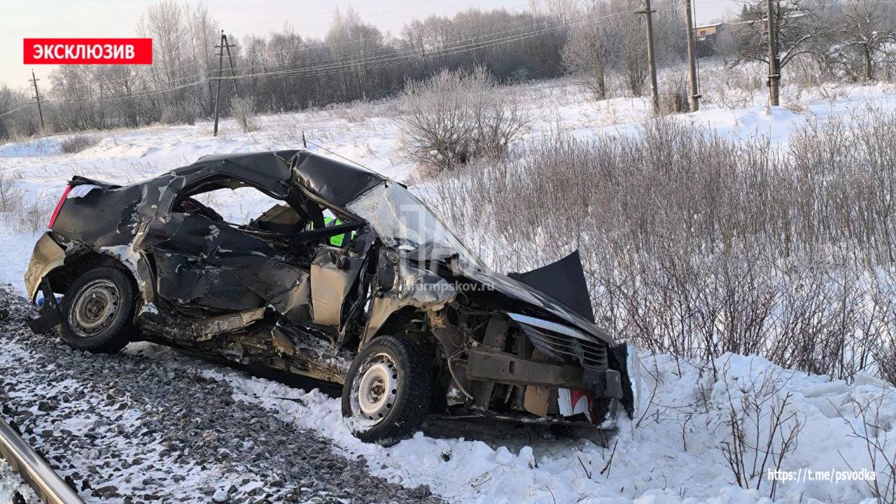 Четыре человека погибли в результате столкновения с поездом в Псковской области Авария произошла в районе 10 часов утра на ж д переезде в деревне Чернушка Локнянского района Псковской области Водитель Renault Logan 1986 г р выехал на красный прямо перед грузовым поездом Уточняется что сигнализация на переезде работала но водитель её проигнорировал Машинист пытался экстренно затормозить но избежать столкновения не удалось Водитель и три его пассажирки погибли сообщили в УМВД по Псковской области TodaySPb   Новости GradSPb   Места СПб
