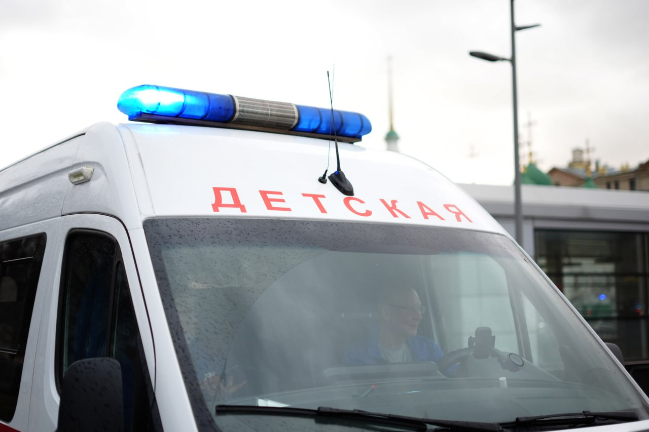 В Лодейном Поле трехлетняя девочка умерла, съев в кафе картофель фри Трагедия произошла несколько дней назад, когда отец с дочерью зашли перекусить в кафе «Зира» на улице Гагарина. Малышка съела порцию картофеля фри, а вскоре дома она почувствовала недомогание, сообщил источник . К вечеру состояние девочки ухудшилось, температура поднялась до 40 градусов, начались рвота и понос. Ночью ей стало хуже и мама вызвала скорую помощь, но от госпитализации отказалась из-за второго маленького ребенка. На следующий день девочку увезли в больницу в тяжелом состоянии. Уже там медики приняли решение направить пациентку в инфекционное отделение, была вызвана санавиация. Но состояние ребенка ухудшилось и, несмотря на предпринятые врачами реанимационные действия, трехлетняя девочка вечером скончалась. По предварительной информации, причиной смерти стало острое отравление продуктами питания. Известно, что семья у девочки была полной и благополучной. В настоящее время кафе, в котором обедала девочка, закрыто на проверку. ИЗВЕСТИЯ/Эдуард Корниенко Подписаться Прислать новость