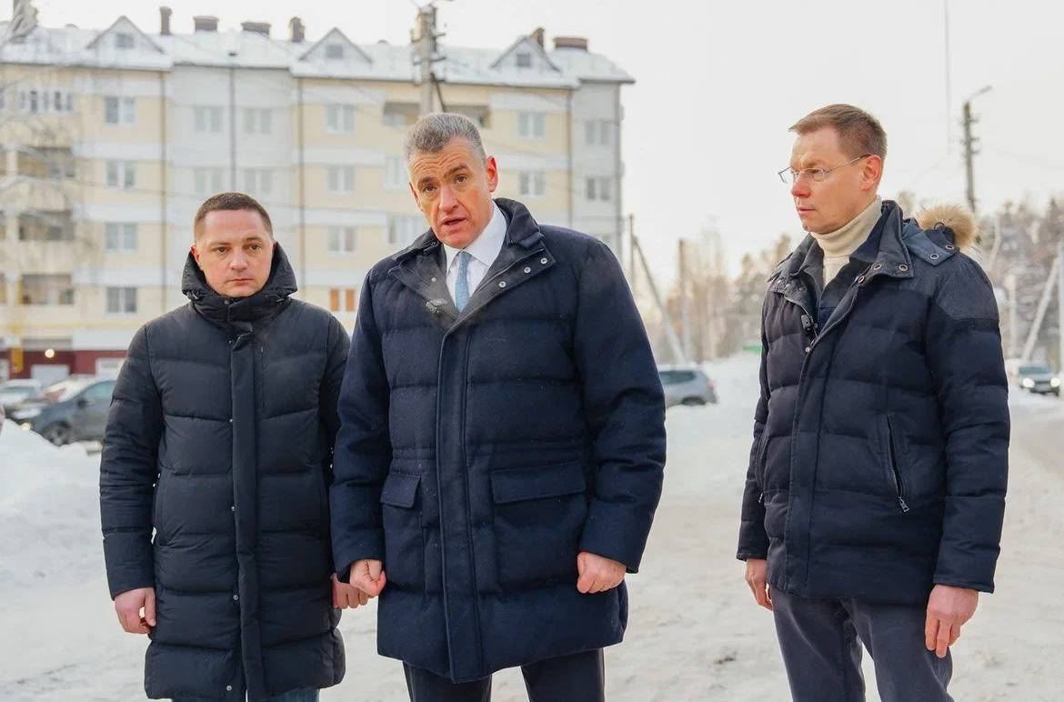 Как Леонид Слуцкий и ЛДПР решают проблемы в глубинке история из Покрова А вы знаете что значит когда федеральная трасса делит твой маленький город пополам Или когда до скоростной Ласточки нужно трястись на автобусе полчаса хотя рельсы проходят в паре километров Об этом вчера в Покрове Владимирской области рассказывали Леониду Слуцкому Он приехал не на показуху а на настоящий прием граждан И это не про Москву это про реальную Россию про которую ЛДПР постоянно говорит Люди жаловались на шум и грязь от трассы М 7 которую годами просят вынести на объездную Слуцкий тут же взял это на контроль будет личное обращение к Михаилу Мишустину Просили остановку Ласточки чтобы не мотаться лишний раз до Владимира Обещал выйти на РЖД А потом была история которая многое говорит о подходе Женщина пожаловалась на ужасные остановки Вместо того чтобы кивать Леонид Эдуардович сказал Пойдемте посмотрим И они пошли на улицу 3 го Интернационала И что вы думаете Там даже намека на павильон нет Просто кусок обочины И он на месте дал поручение в ближайшие дни здесь должно появиться все и крыша и расписание и нормальное обозначение Начали с Покрова но это проблема тысяч городов Вот так и работает ЛДПР в регионах не из кабинетов а с конкретными людьми и их конкретными бедами Потому что политика должна менять жизнь к лучшему здесь и сейчас И она меняется когда ее берут в руки ЛДПРзаРегионы СлуцкийвПокрове Покров НашаЗабота РеальнаяРабота ОстановкаДляЛасточки