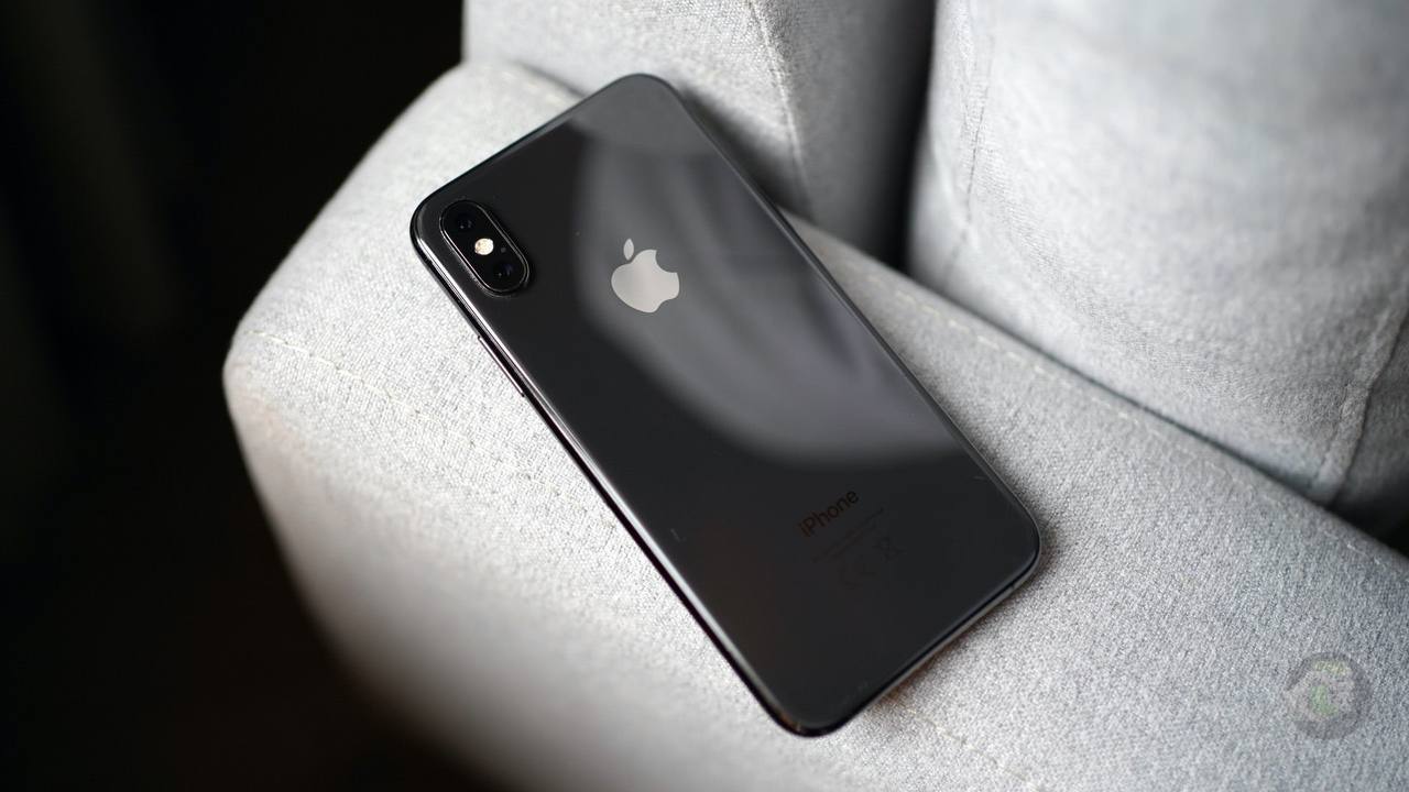 iPhone XS официально винтажный Apple добавила iPhone XS в список винтажных продуктов, заметил MacRumors. С момента окончания продаж прошло более 5 лет — XS и XS Max сняли с производства в конце 2019 года, но базовый XS задержался у ретейлеров, поэтому XS Max стал винтажным раньше в 2024. Винтажный статус означает, что Apple может ограничивать ремонт и запчасти для XS, так что владельцам стоит быть внимательнее. Любопытно, что последние номерные айфоны с кнопкой «Домой» — iPhone 7 и iPhone 8 Plus — до сих пор не попали в список винтажной техники и не хотят уходить на покой. Кто ещё ностальгирует по эпохе iPhone XS? — Да, — Нет Техничка