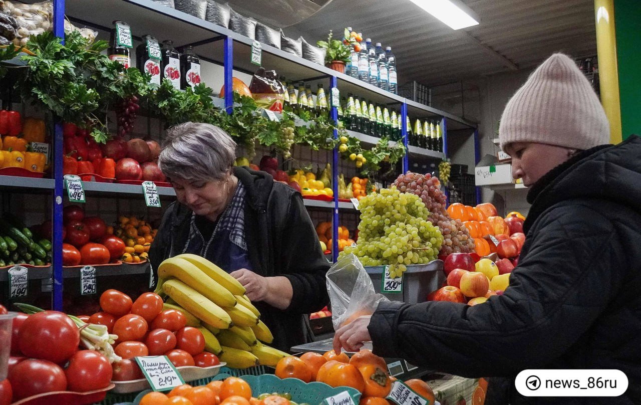 Центробанк рассказал, какие продукты больше всего подорожали в ХМАО  хотя проще, наверное, сказать, что не подорожало    За прошлый месяц рост цен на еду ускорился на 9,7%.  ⏺В декабре стали дорожать молоко, сметана, сливки и сыр. За год прирост цен на них составил 18%. Связано это с увеличением затрат на корма, оплату труда, упаковку, транспортировку и коммунальные услуги. Цены на молочные жиры выросли во всем мире.  ⏺Также в Югре подорожали огурцы, помидоры, картофель, лук, капуста и свежая зелень. Причина — в 2024 году урожай был довольно умеренный, при этом обогрев теплиц стал требовать больше денег.  ⏺Еще один продукт, на который взлетают цены — это рыба, мороженая, соленая, маринованная и копченая. За год она прибавила в стоимости 11% из-за того, что уменьшились объемы вылова и переработки.  ⏺Из-за засухи и плохого урожая какао-бобов в жарких странах специалисты не первый месяц отмечают рост цен на печенье, пряники, шоколад и шоколадные конфеты.