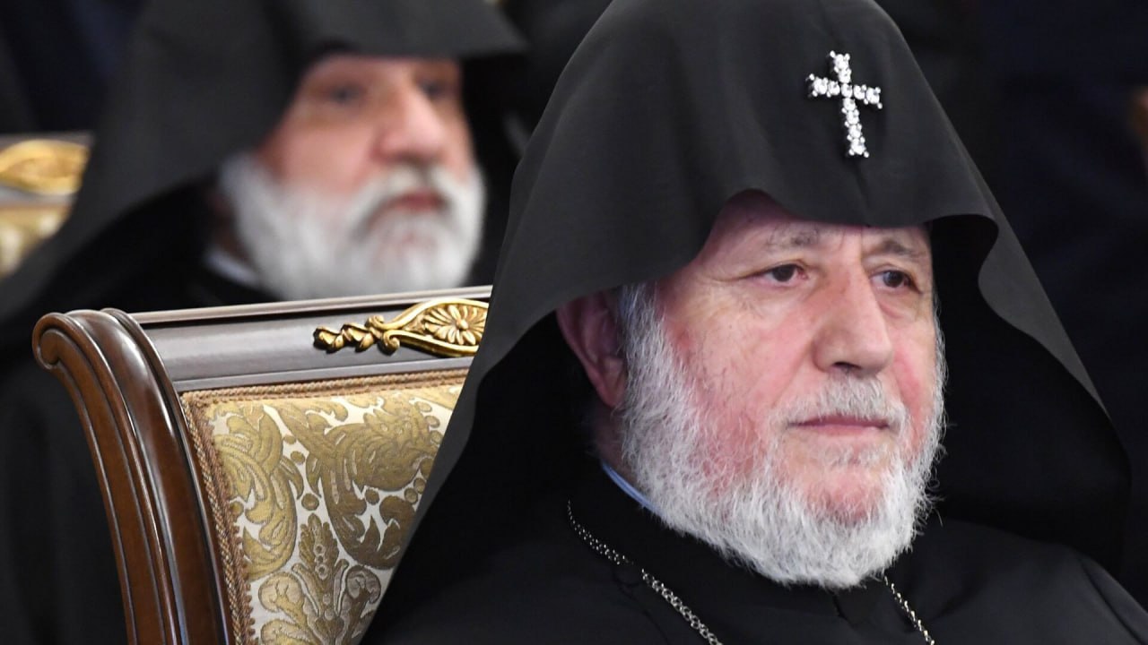 Антицерковная кампания властей Армении угрожает независимой государственности и единству народа, считает католикос всех армян Гарегин II.  "Армянская церковь не может молчать и оставаться равнодушной к угрозам национальной идентичности и безопасности Родины, искажению истории, игнорировать интересы нашего государства и народа, не может не говорить о нарушенных правах армян Арцаха и несправедливостях, совершаемых в отношении наших армян, незаконно содержащихся в плену в Баку", — заявил он перед собранием священников в духовном центре Армянской апостольской церкви — Эчмиадзине.  По словам католикоса, власти пытались представить антицерковные шаги как "действия, направленные против отдельных священнослужителей". Однако очевидно, что они носят системный характер, а церковь — объект нападок.