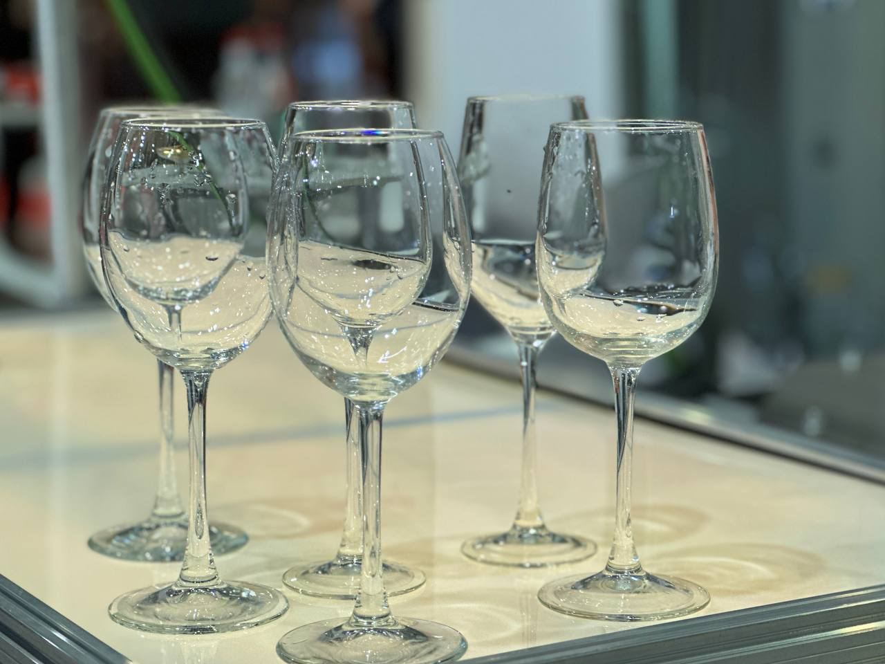 Производство тихих вин на Кубани выросло на 9 в 2025 году Производство составило около 15 5 млн дал Кубань по праву остается ключевым российским производителем винограда и винодельческой продукции По итогам 2025 года мы собрали рекордные 313 тысяч тонн ягоды что позволило увеличить производство тихих вин на 9 В итоге общий выпуск вина превысил 25 млн дал на 7 5 больше чем годом ранее сказал губернатор региона Вениамин Кондратьев В 2026 году в регионе планируют получить не менее 26 млн дал винодельческой продукции Вино