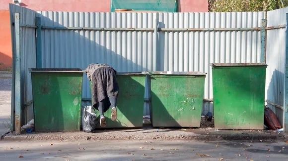 Официальная статистика заявила о снижении бедности в Черноземье Росстат раскрыл данные о количестве жителей с доходами ниже уровня бедности в Черноземье по итогам 2024 года. По данным официальной статистики, бедных стало меньше во всех областях макрорегиона в среднем на 6%. С оценкой не согласны социологи: в Воронежской области, где, по данным Росстата, показатель бедности один из самых низких, 15% жителей считают свое финансовое положение «плохим», показал опрос. Эксперты считают, что статистически уровень бедности действительно снизился благодаря росту зарплат, однако изменения могут ощущаться «не так остро» из-за растущих цен. Самый низкий уровень бедности в Черноземье демонстрирует Белгородская область. Доходы меньше прожиточного минимума, который составляет в регионе 13,3 тыс. руб., имеют 4,4% населения 5,6% в 2023-м , или 66 тыс. человек. В Воронежской области доходы меньше прожиточного минимума в 12,5 тыс. руб. в прошлом году получали 5,4% жителей 6,7% годом ранее , или 122,8 тыс. человек. В Липецкой области за чертой бедности живет 6% населения 6,7% годом ранее . Это 67 тыс. человек с доходами ниже 13,6 тыс. руб. при средней зарплате в 66,9 тыс. руб. В Курской области показатель бедности снизился в 2024-м с 7,4 до 6,3%. 66,8 тыс. человек в регионе получают менее 14,1 тыс. руб. В Орловской области доля бедного населения снизилась сразу на 2,6 процентных пункта — с 9,5% в 2023 году до 6,9% в 2024-м. Это 47,8 тыс. человек с доходом ниже 14,4 тыс. руб. Самый высокий уровень бедности в Черноземье, по оценкам Росстата, сохраняется в Тамбовской области — 7,9% 9,8% в 2023-м . В регионе 75,5 тыс. человек имеют доходы менее 14,2 тыс. руб. в месяц. Фото: Олег Харсеев/Коммерсантъ Подписывайтесь на «Ъ-Черноземье»