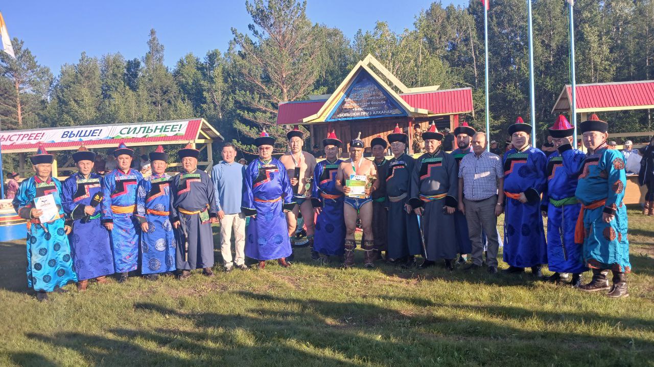 Абсолютным чемпионом 19-го турнира по бурятской борьбе Бухэ барилдаан, и обладателем Большого приза Алханая стал известный, титулованный спортсмен из Ага-Хангила Балдан Цыжипов. Кубок чемпиона вручил сенатор Российской Федерации Баир Жамсуев. Также победитель получил приз - спортивный мотоцикл Рейсер- 250.
