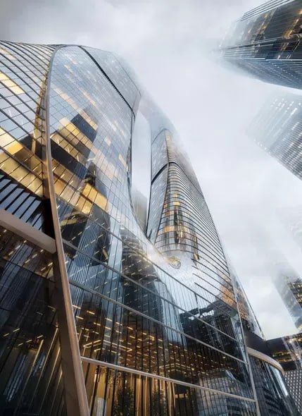 Девелопер MR Group возведет к 2030 году в «Москва-Сити» башню высотой 379 м с парком и стеклянным мостом. One – жилой небоскреб, который станет самой инновационной башней. Архитектурная концепция разработана под руководством главного архитектора Москвы Сергея Кузнецова и воплощает идеи прогресса, устойчивости и абсолютного комфорта. Две соединенные башни напоминают ленту Мебиуса – символ бесконечного движения и гармонии. Форма здания подчеркивает переход от делового центра «Москва-Сити» к новому району «Сити-2». Проект объединит жилье, пентхаусы, офисы и инфраструктуру в одном пространстве. Архитектурная подсветка подчеркнет силуэт башни, а световой сценарий предполагается менять в течение суток. Также в рамках проекта на высоте 85 этажа появится парк с панорамными видами на Москву. На высоте 83 этажа разместят Sky Bridge – стеклянный мост, соединяющий башни комплекса. «Москва»