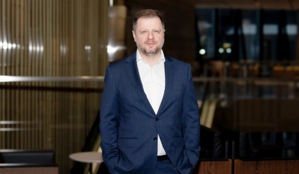 Интернет давно уже стал пространством где число потенциальных угроз и злоумышленников стремительно увеличивается Рынок реагирует не менее динамично он подвижен быстро меняется и развивается наряду с ростом киберугроз Соответственно мы видим бурный рост предложений от вендоров практически по всем классам решений для защиты Сложилась сильная конкуренция есть возможность выбора между производителями По некоторым оценкам в сегменте ИБ решений работают сейчас около 300 компаний разработчиков Объем самого рынка всего за три года вырос почти на треть с 190 млрд руб в 2022 году до 300 млрд руб в 2024 м Как на сферу киберзащиты бизнеса влияют изменение характера киберугроз и дефицит кадров рассказал руководитель направления информационной безопасности госкорпорации Ростех Игорь Каландадзе РБК Отрасли