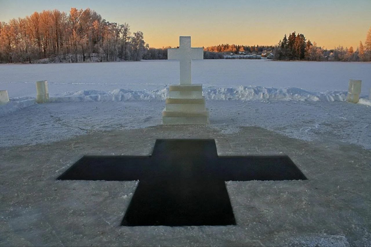 Толщина льда на водоемах Москвы не позволит вырубить крещенские купели, — синоптики  МЧС будет готовить настилы, чтобы можно было не выходить на лед. Температура воды в столичных водоемах в настоящее время составляет около +4 градусов.