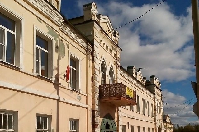 Донская полиция не увидела криминала в разграблении памятника архитектуры Об этом сообщил краевед и градозащитник Геннадий Крольман в своем телеграм-канале. В Ростове набирает обороты скандал вокруг разрушения исторической водолечебницы Рындзюна, являющейся объектом культурного наследия. Градозащитники возмущены отказом полиции возбудить уголовное дело, несмотря на очевидные признаки вандализма и хищений. Краевед Геннадий Крольман заявил, что злоумышленники разграбили здание в центре города в начале февраля, похитив элементы декора и оборудование. Активисты предоставили полиции видеодоказательства, но получили отказ. Юристы советуют обратиться в прокуратуру. Общественники опасаются, что безнаказанность приведет к новой волне разрушений исторических зданий, напоминая о ситуации с домом купца Генч-Оглуева в 2022 году, где вандалы похитили чугунные решетки и лепнину.