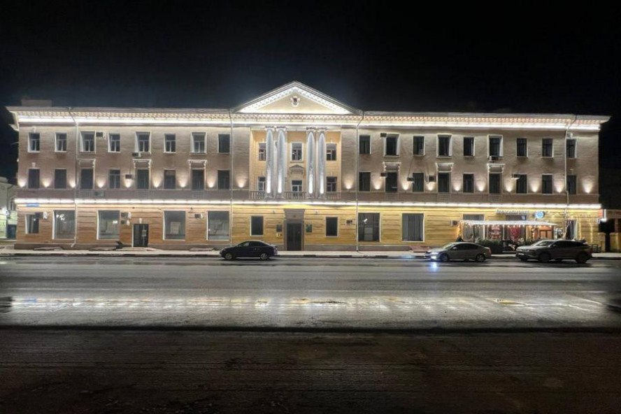 В Тамбове "подсветили" ещё одно здание У ещё одного здания в Тамбове появилась вечерняя подсветка. Как сообщил в своих соцсетях глава городской администрации Максим Косенков, это двухэтажное здание по улице Карла Маркса, 146 - напротив сквера Петрова. В нем располагаются различные коммерческие и муниципальные организации, в том числе структуры администрации города. На прошлой неделе декоративную подсветку смонтировали на здании по улице Студенецкая Набережная, 23. Здесь размещается один из корпусов лицея №29. соцсети главы администрации города ИА "Онлайн Тамбов.ру"