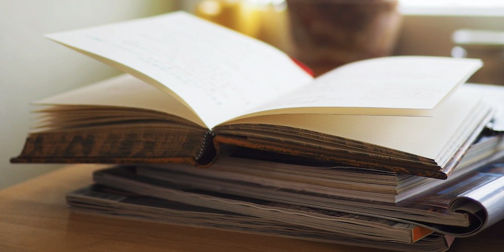 В 2025 году роман Преступление и наказание Федора Достоевского обошел Мастера и Маргариту Михаила Булгакова и возглавил рейтинг продаж русской классики в Москве и области сообщили в пресс службе Читай города Произведения Федора Михайловича продемонстрировали феноменальную популярность В топ 50 вошло семь его романов и повестей а суммарный тираж проданных книг автора превысил 53 тыс экземпляров говорится в сообщении Спрос на произведения Михаила Булгакова за год снизился на 31 В топ 10 самых продаваемых классических произведений также попали Идиот и Белые ночи Федора Достоевского Герой нашего времени Михаила Лермонтова Отцы и дети Ивана Тургенева Горе от ума Александра Грибоедова Мертвые души Николая Гоголя Мы Евгения Замятина Обломов Ивана Гончарова Больше новостей в Daily News