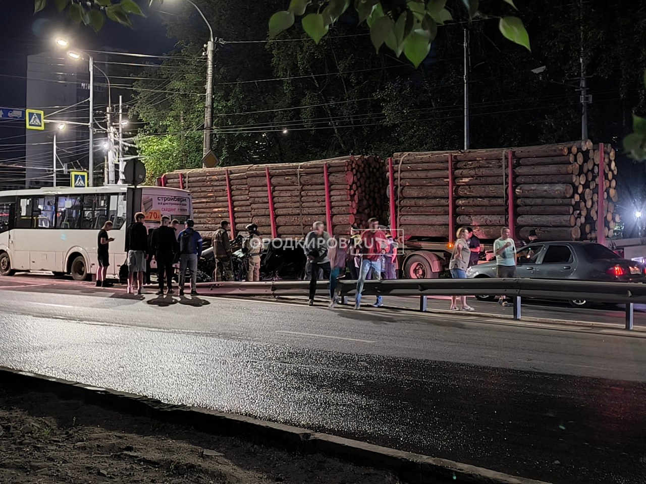 Крупное ДТП на пересечении улицы Воровского и улицы Производственной  По словам очевидцев, в аварии участвуют лесовоз, автобус и легковой автомобиль. На месте ЧП работают две пожарные машины и реанимационный автомобиль.  Город Киров   Новости