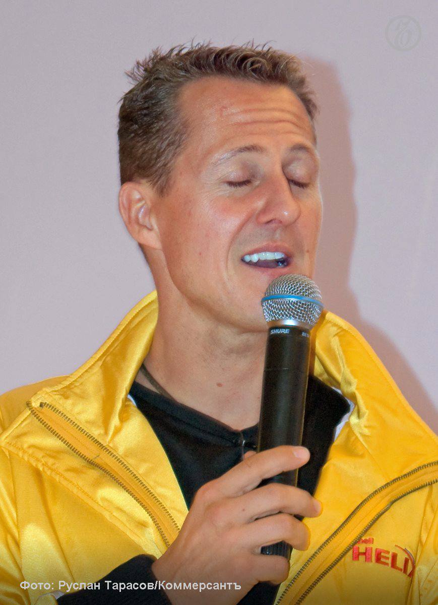 Михаэль Шумахер больше не прикован к кровати пишет газета Daily Mail Он может передвигаться на инвалидной коляске с помощью медсестры и терапевта В 2013 году семикратный чемпион мира по автогонкам в классе машин Формула 1 Михаэль Шумахер получил тяжелую черепно мозговую травму во время катания на лыжах в Альпах Длительное время он был прикован к постели и подключен к аппарату искусственной вентиляции легких Подписывайтесь на Ъ в Telegram в MAX Оставляйте бусты