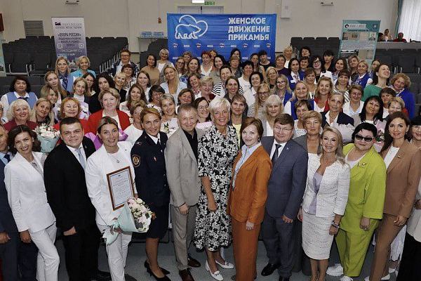 Женское движение Единой России продолжает оказывать поддержку активистам в регионах В городе Кунгуре Пермского края федеральный координатор направления Женские клубы проекта Женское движение Единой России депутат Госдумы Ирина Ивенских организовала и провела межтерриториальный форум активисток проекта Они приняли участие в шести площадках по темам Мама подростка Миссия семьи Семейные ценности Помощь СВОим Семейное здоровье Женщина предприниматель Мои шаги к успеху Женщины региона все активнее участвуют в общественной политической и экономической жизни возглавляют проекты строят карьеру создают собственный бизнес и вносят значительный вклад в развитие страны Вместе мы помогаем нашим Героям на фронте а вернувшимся бойцам идти путь от реабилитации к трудоустройству а значит адаптироваться в мирной жизни подчеркнула Ивенских Главы территорий краевые и муниципальные депутаты руководители женских клубов и общественных организаций представители Центра Мой бизнес комитета ЗАГС отделения социального фонда Кадрового центра Работа России и студенческого сообщества поделились успешными практиками о реализации проекта в Пермском крае а также предложили инструменты и механизмы для создания и развития женских клубов рассказала депутат ergosdumaofficial